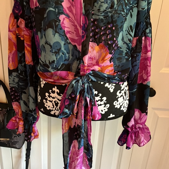 Fabulous😱gorgeous shear floral print blouse with rows of shirring and Gorg tie - Picture 3 of 16